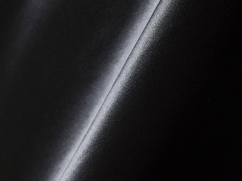 Noir Élégance – Echter Satin mit französischer Spitze