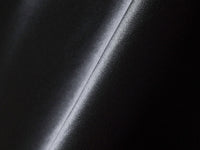 Noir Élégance – Echter Satin mit französischer Spitze