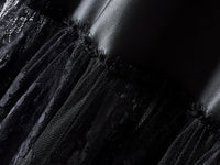 Noir Élégance – Echter Satin mit französischer Spitze