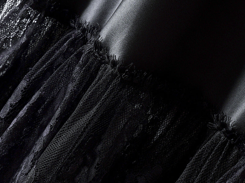 Noir Élégance – Echter Satin mit französischer Spitze