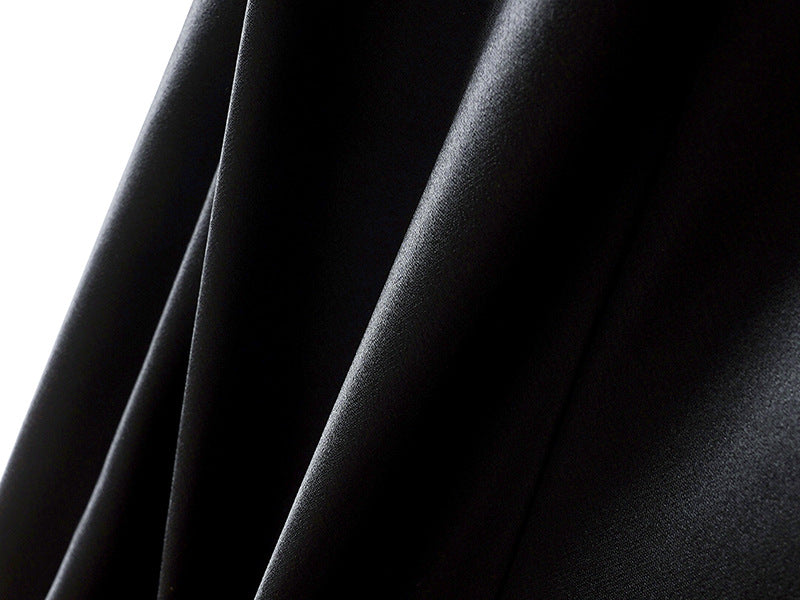 Noir Élégance – Echter Satin mit französischer Spitze
