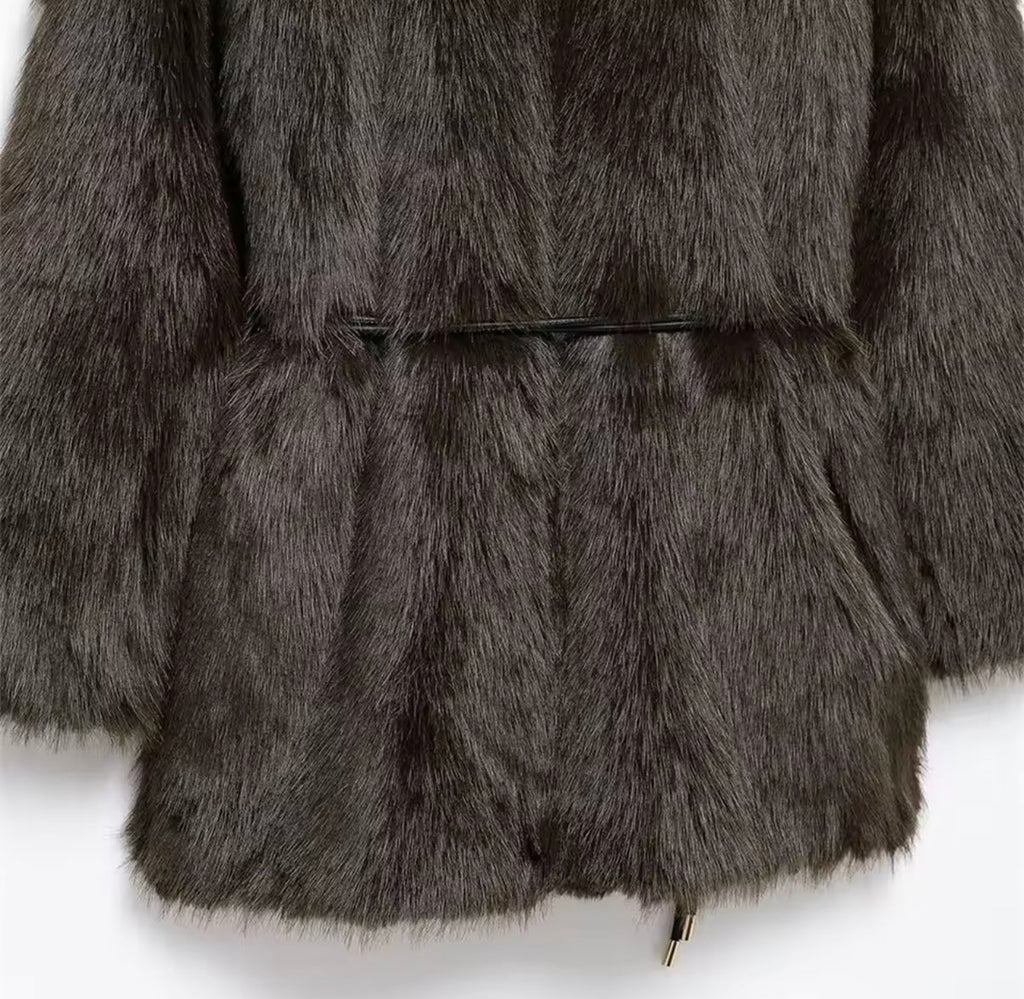 Ava -Faux Fur Coat mit Taillengürtel